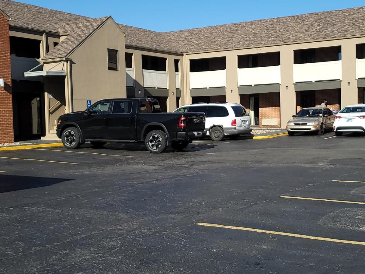 Super 8 By Wyndham Kansas City Airport North Ngoại thất bức ảnh