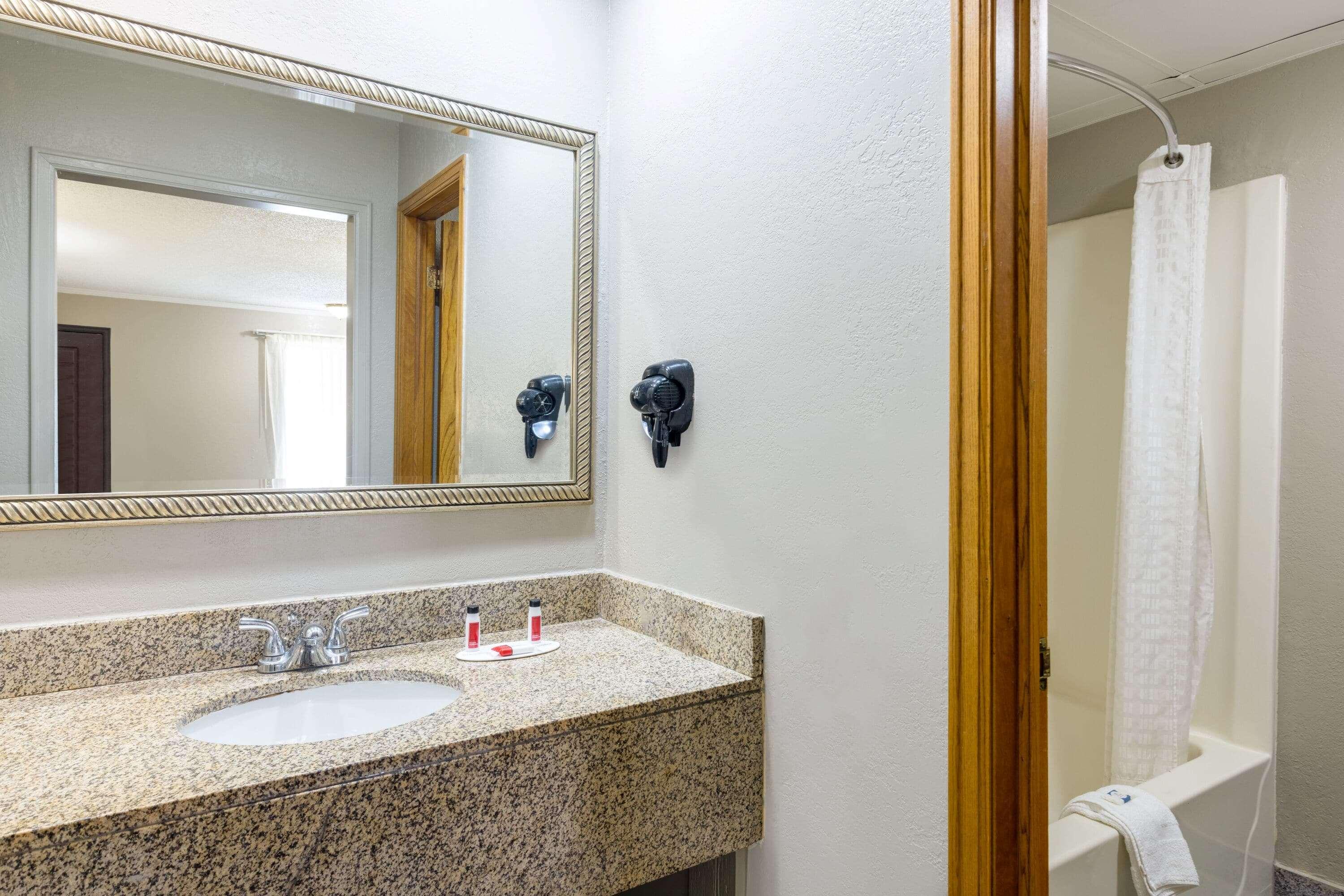Super 8 By Wyndham Kansas City Airport North Ngoại thất bức ảnh