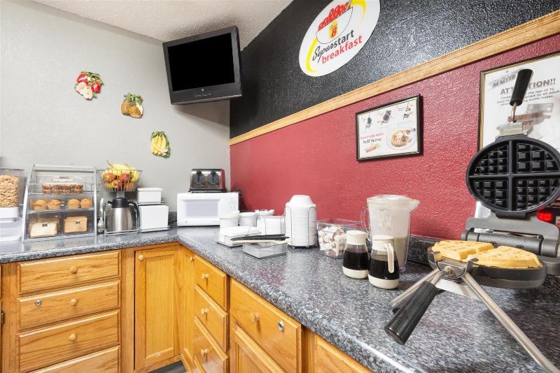 Super 8 By Wyndham Kansas City Airport North Ngoại thất bức ảnh